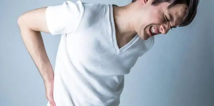 Penyebab Sakit Pinggang di Usia 20-an dan Solusi Amannya