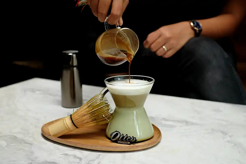 Matcha Coffee: Tren Minuman Sehat atau Berisiko? Ini Manfaat dan Efek Sampingnya
