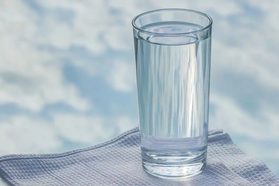 Benarkah Minum Air Putih Bisa Bikin Gemuk? Ini Fakta di Balik Mitos "Minum Air Saja Jadi Daging"