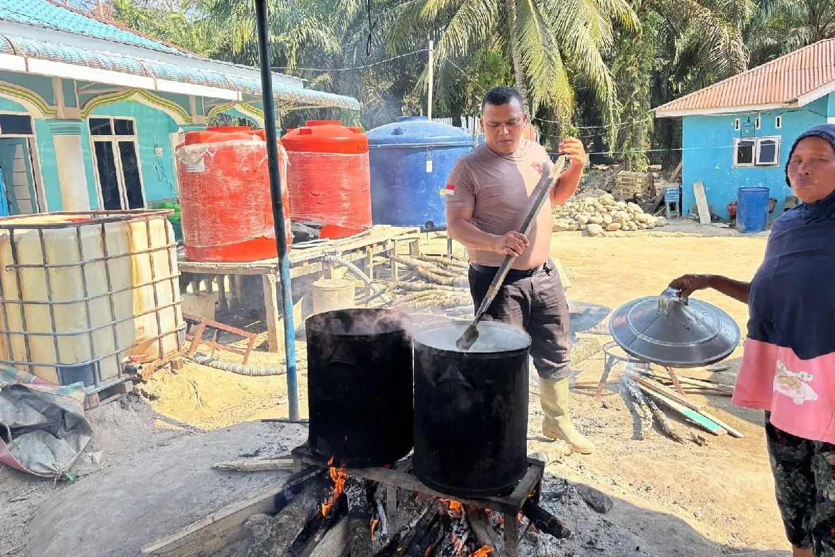 Brimob Polda Sumut Intensifkan Dapur Lapangan untuk Warga Terdampak Banjir dan Longsor di Batang Toru