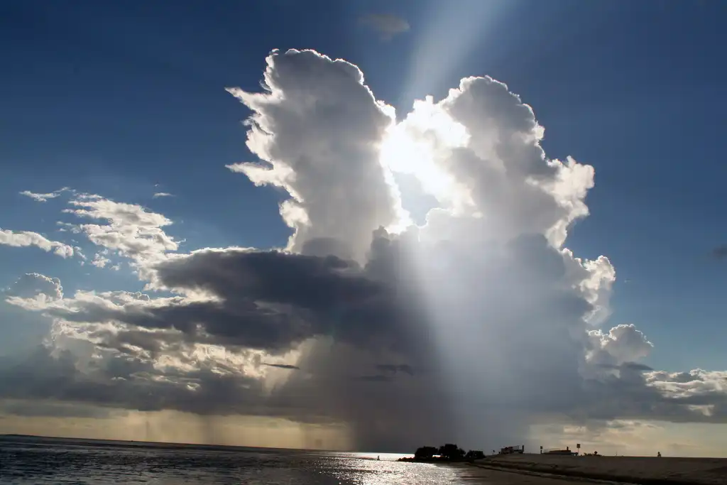 Mengenal Cumulonimbus, Awan Menjulang yang Bisa Memicu Badai