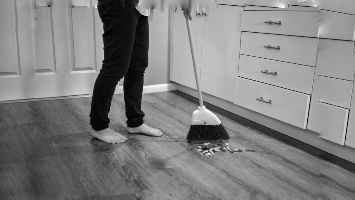 Mitos atau Fakta Menyapu di Malam Hari? Antara Kepercayaan Tradisional dan Logika Modern