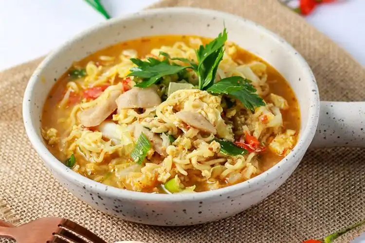 Mitos atau Fakta? 3 Makanan yang Sebaiknya Tak Berlebihan Dicampur dengan Mie Instan