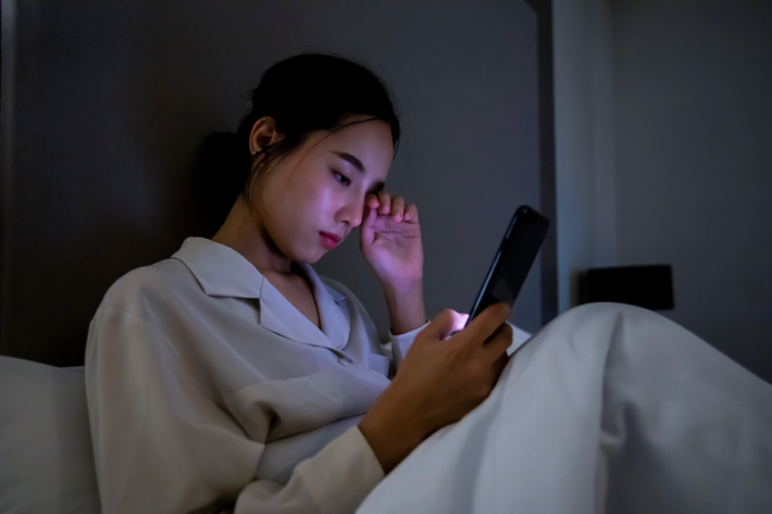 Mengapa Kita Sering Mengecek Ponsel Begitu Bangun Tidur? Ini Alasan Psikologisnya