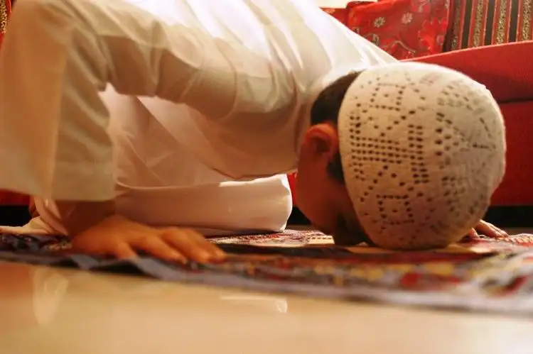 Keutamaan Sholat Tepat Waktu: Bentuk Ketaatan dan Cara Mendekatkan Diri kepada Allah