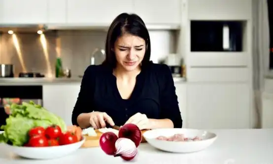 Bye Mata Perih! Trik Iris Bawang Merah Anti Drama