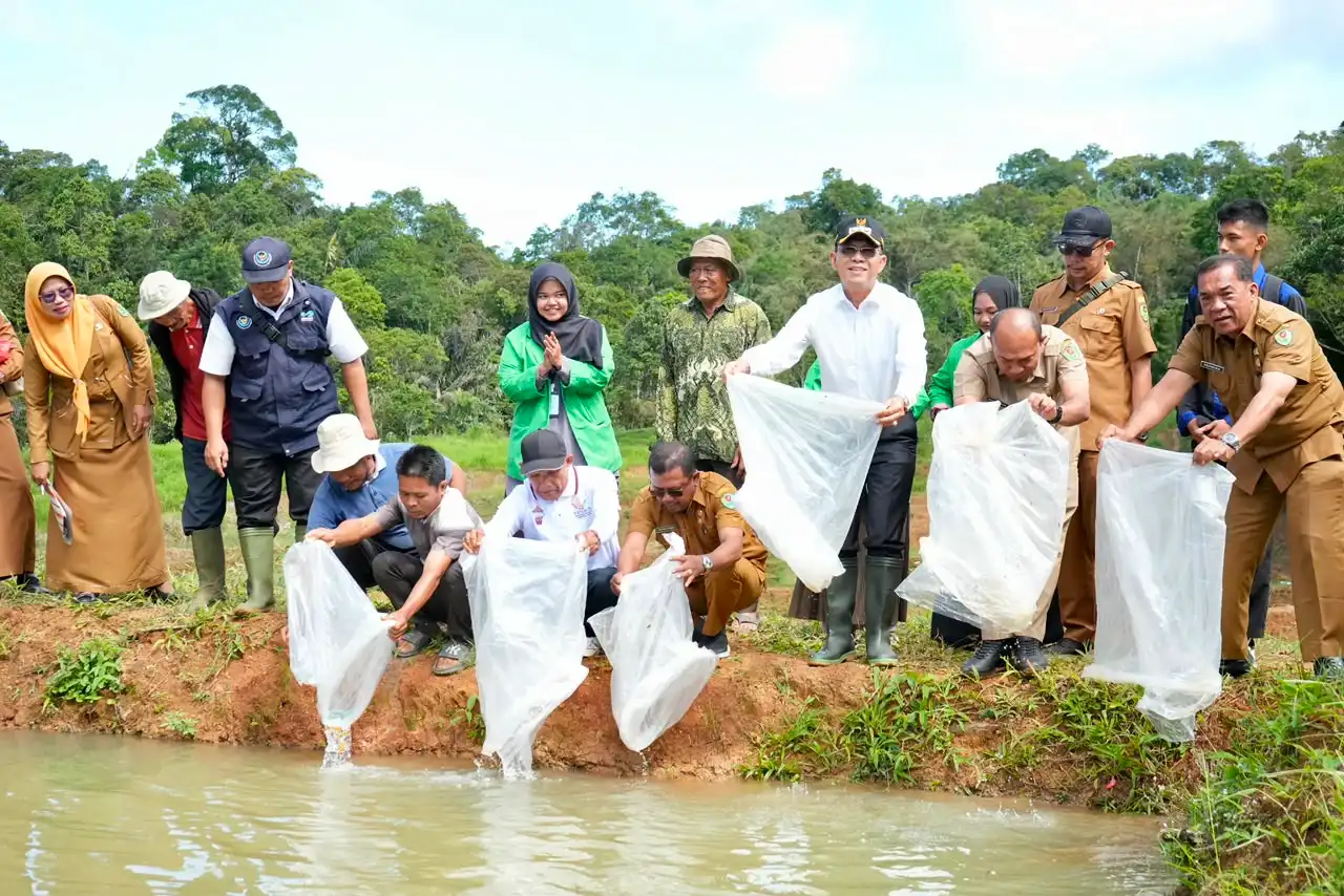 Bupati Tapsel Serahkan Bantuan 16.500 Benih Ikan dan 2,9 Ton Pakan untuk Pokdakan Dolok Marombun