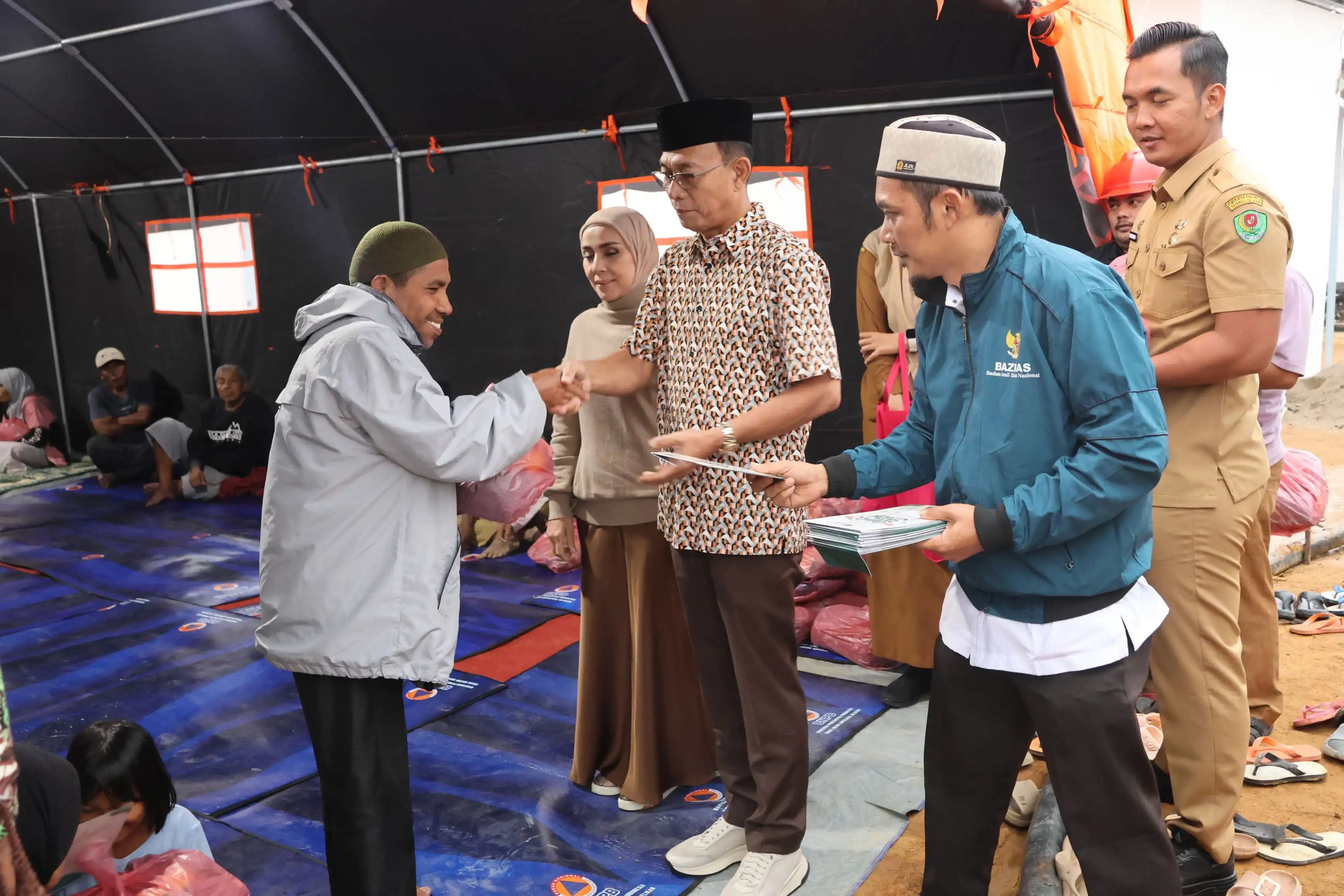 Bupati Gus Irawan Salurkan Zakat dan Bantuan untuk Warga Huntara Aek Latong Jelang Idulfitri