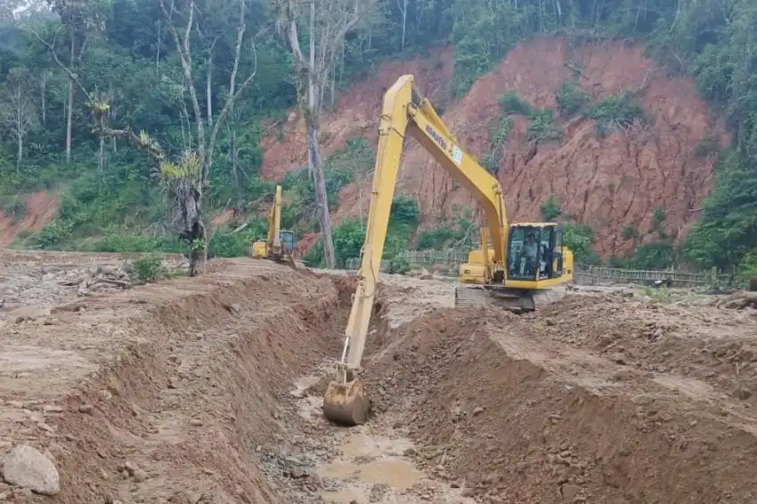 Pemkab Tapteng Kerahkan 12 Alat Berat Percepat Normalisasi Sungai dan Pemulihan Pascabencana