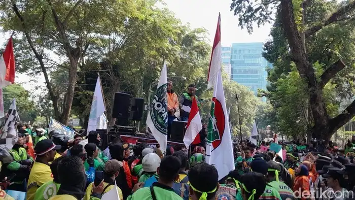 Ratusan Driver Ojol Demo di DPRD Sumut, Tuntut Potongan Aplikasi Maksimal 8 Persen