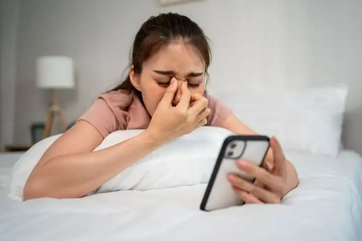 Mengapa Mata Sering Terasa Kering Saat Menggunakan Gadget?