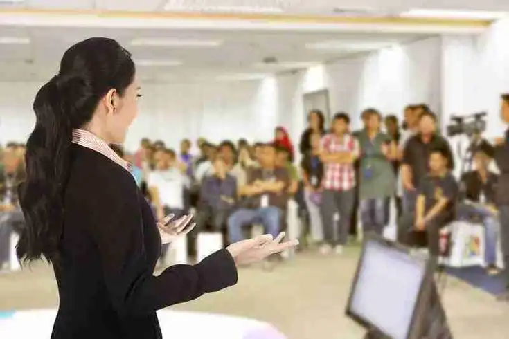 5 Cara Mengatasi Tangan Gemetar Saat Public Speaking