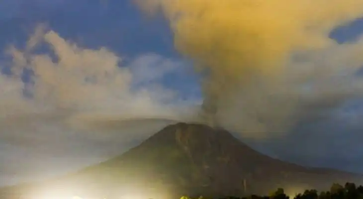 615 Warga Dievakuasi, Gunung Sinabung Naik Status Menjadi Siaga