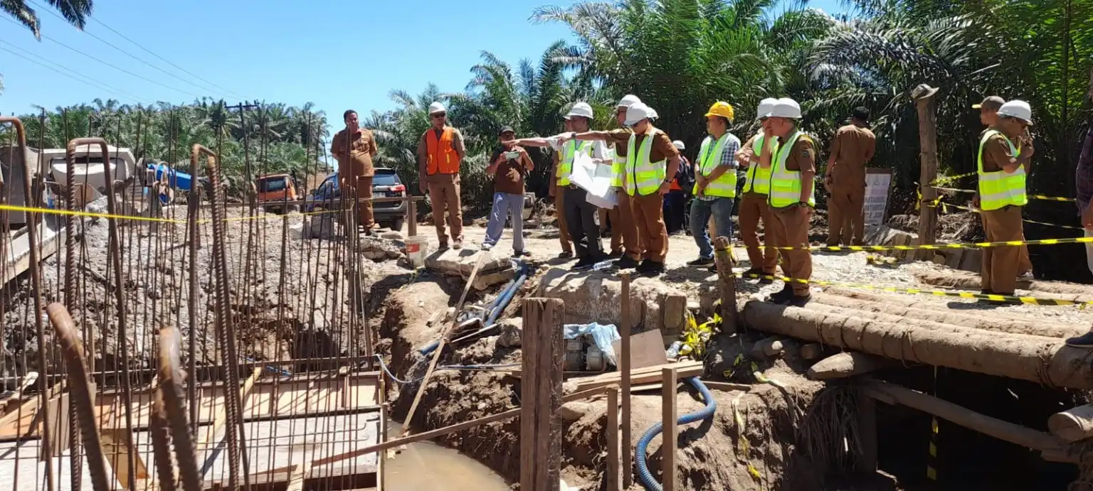Bupati Tinjau Pembangunan Jalan di Sosa Timur
