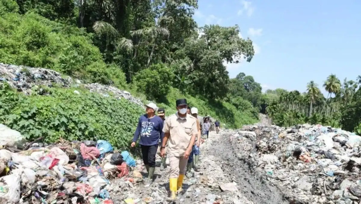 Bupati Madina Tinjau TPA Banggua, Targetkan Tumpukan Sampah di Akses Jalan Tuntas Pekan Depan