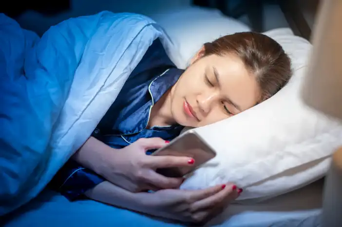 Menatap Layar Ponsel Sebelum Tidur, Apa yang Terjadi pada Pola Istirahat?