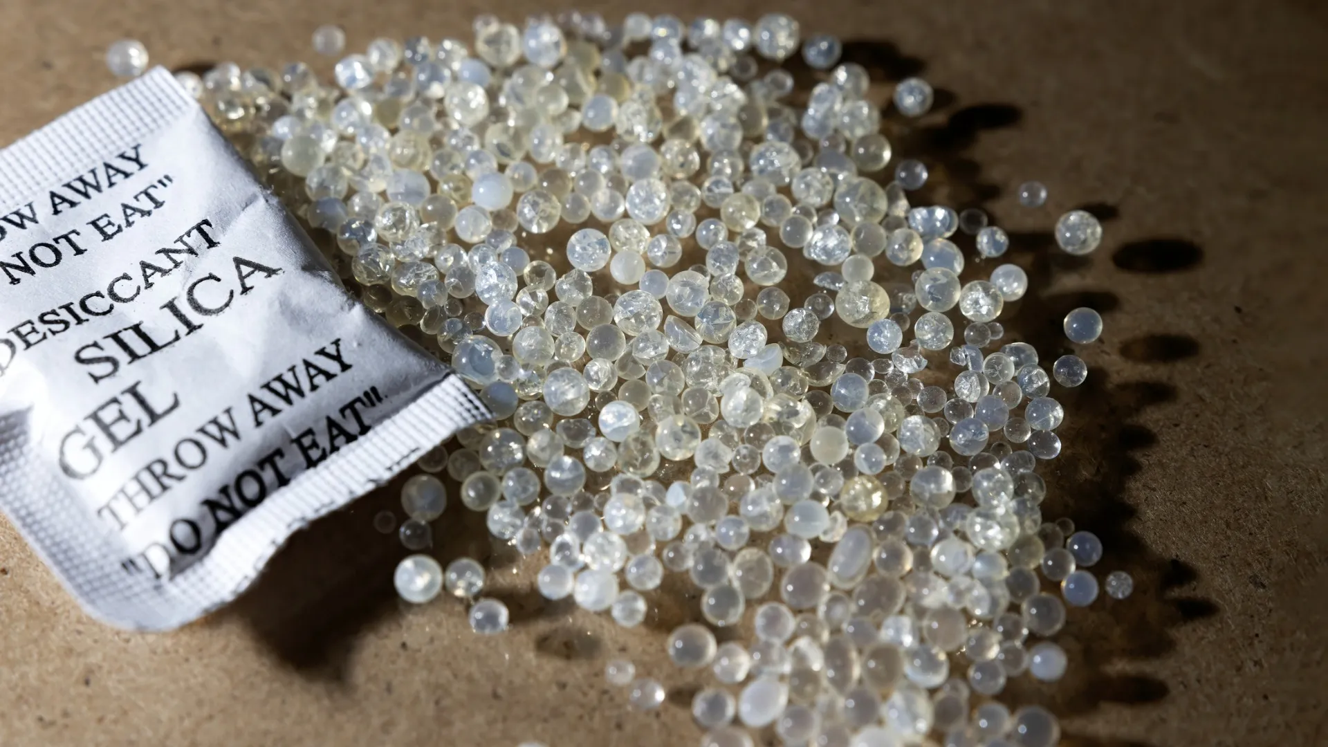 Apa Fungsi Silica Gel? Benarkah Tidak Boleh Dibuka?