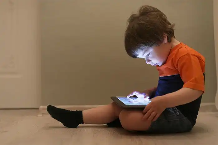 Dampak Gadget terhadap Perkembangan Anak