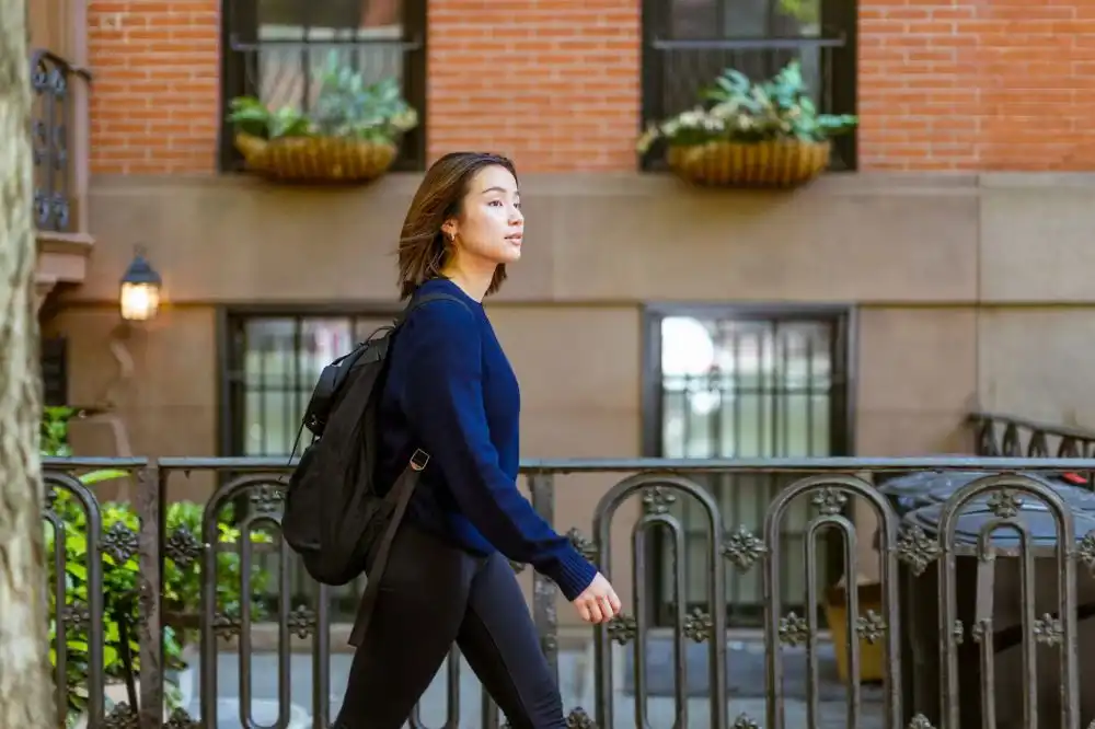 Silent Walking: Tren Healing Paling Sederhana yang Justru Sulit Dilakukan di Era Digital