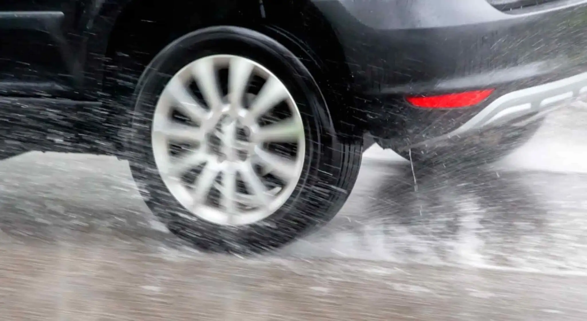 Cara Mengurangi Risiko Aquaplaning Saat Hujan