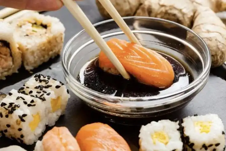Apa Fungsi Kecap Asin saat Menyantap Sushi? Ini Penjelasannya