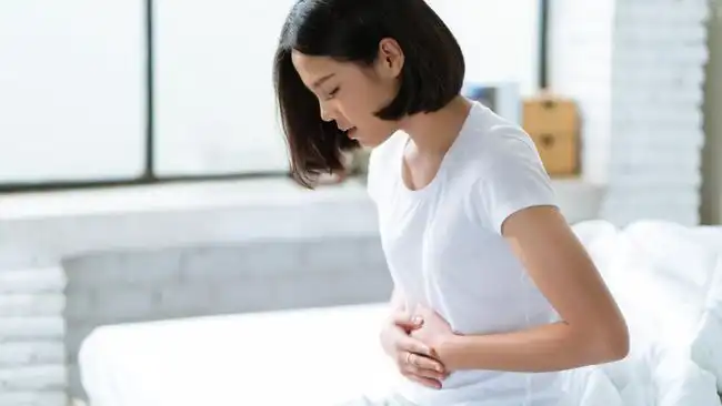 Minum Air Hangat Saat Haid: Mitos atau Fakta? Ini Penjelasan Medis dan Psikologisnya