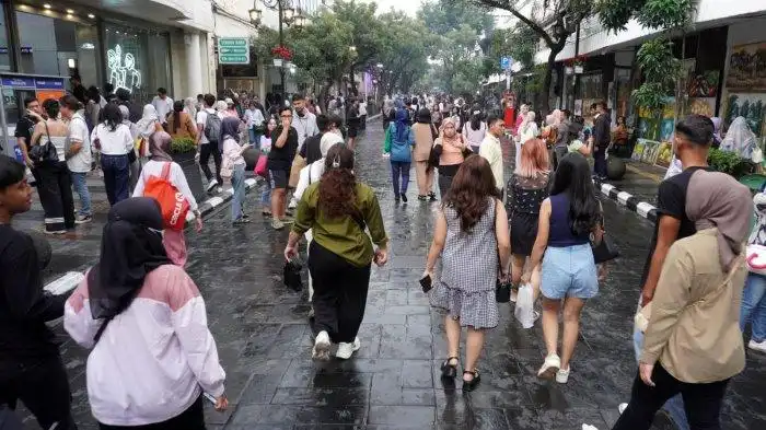 Kenapa Jalan-Jalan Sore Lebih Ampuh Menjaga Waras Daripada Liburan Mahal?