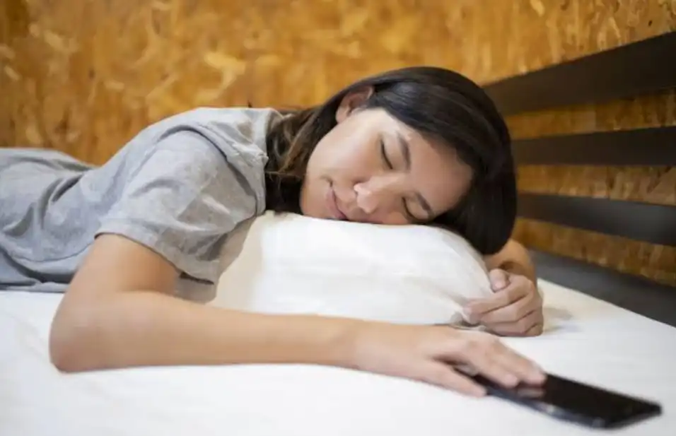 Mengapa Ponsel Selalu Berada di Dekat Kita? Kebiasaan Kecil yang Diam-Diam Mengubah Kehidupan Sehari-hari