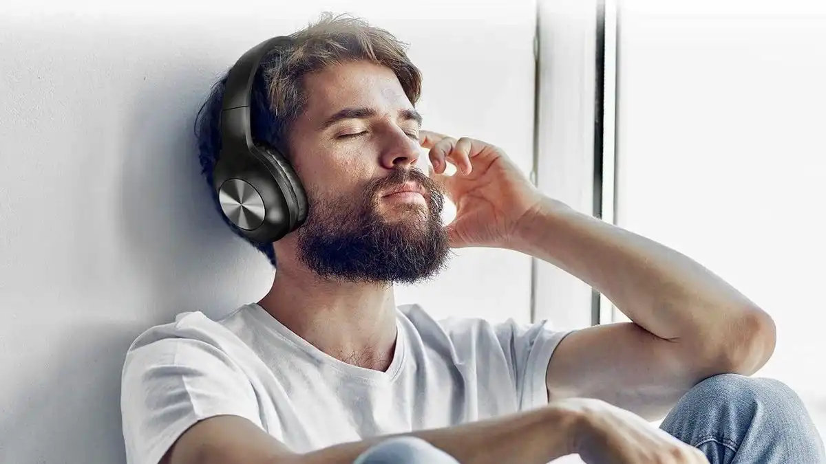 Sering Pakai Headset? Waspada Risiko Gangguan Pendengaran di Usia Muda