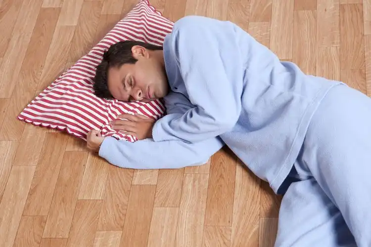 Manfaat dan Risiko Tidur di Ubin Saat Siang Hari Bolong