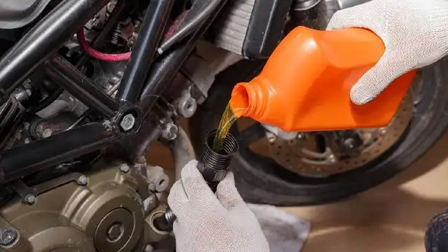 Oli Motor Sebenarnya Terbuat dari Apa? Mengintip Bahan dan Isi di Balik Botol Oli