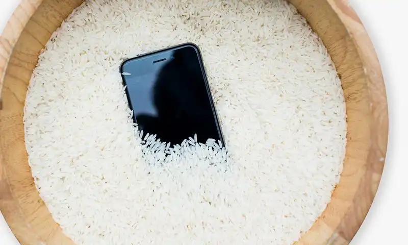 Benarkah Beras Bisa Memperbaiki HP Basah? Simak Faktanya di Sini