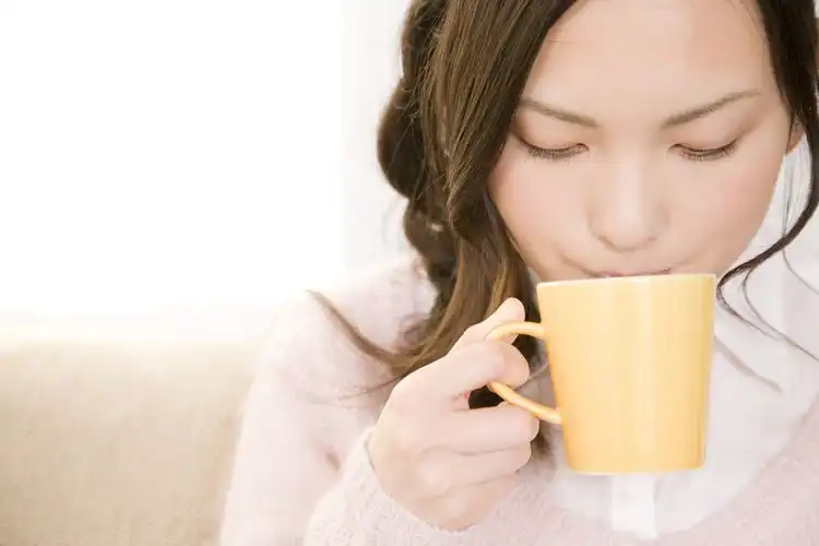 Benarkah Minum Air Hangat di Pagi Hari Baik untuk Tubuh? Simak Faktanya