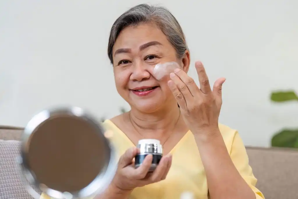 Perlukah Mengganti Produk Skincare Sesuai Usia? Kenali Kebutuhan Kulit di Setiap Tahap Kehidupan