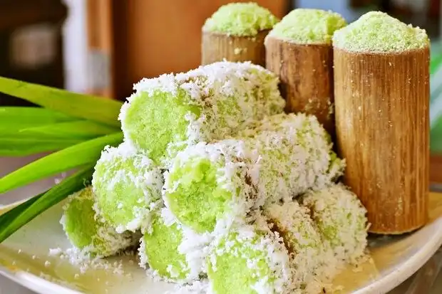 Mengapa Kue Putu Dimasak dalam Bambu? Ternyata Ada Alasan di Balik Aroma dan Suara Ikoniknya