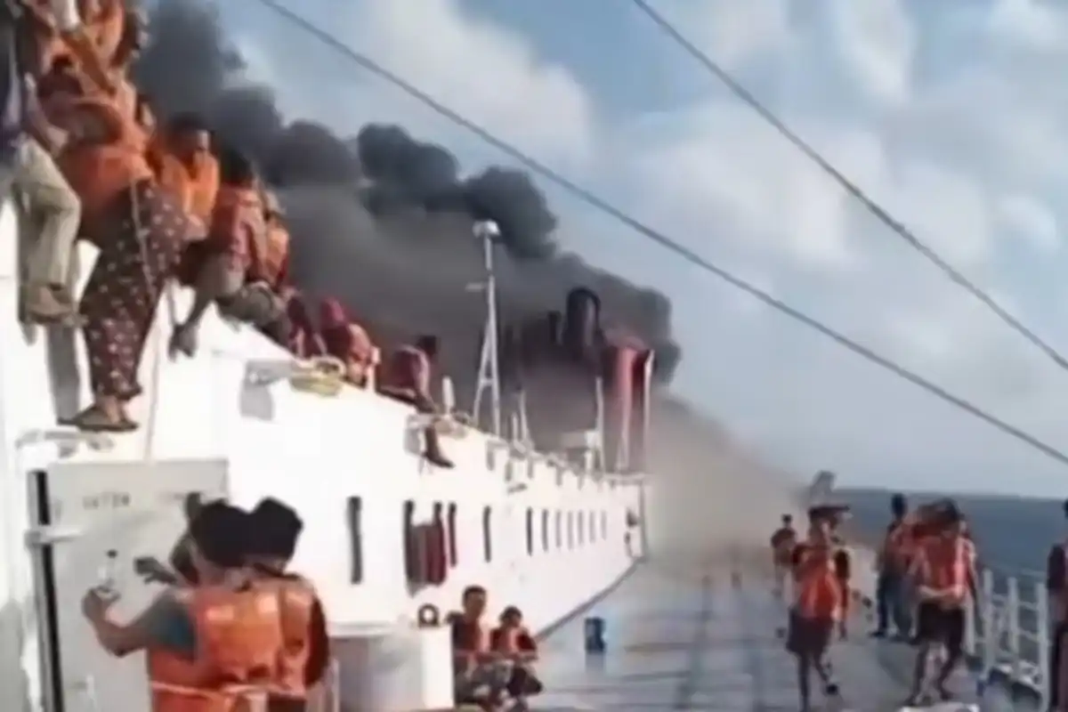 KMP Mutiara Sentosa 2 Terbakar di Perairan Sumenep, Ratusan Penumpang Masih Dievakuasi