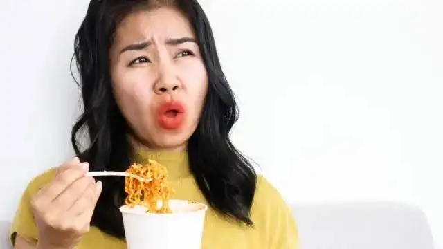 Kenapa Makan Pedas Bikin Berkeringat, Tapi Minum Air Panas Tidak? Ini Penjelasan Ilmiahnya