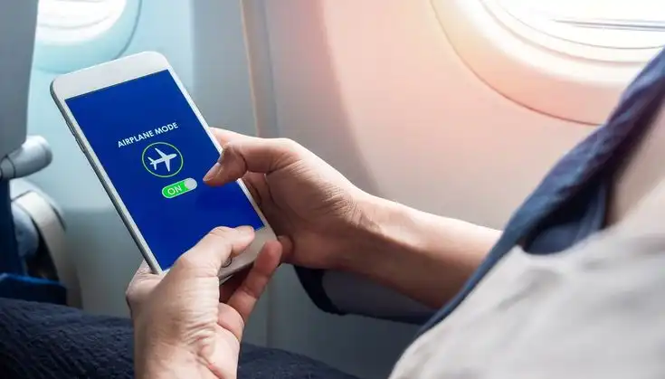 Bukan Karena Takut Pesawat Jatuh, Ini Alasan Penumpang Wajib Mengaktifkan Airplane Mode