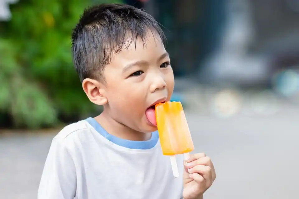 Benarkah Kebanyakan Makan Es Bikin Batuk dan Flu? Ini Penjelasan Medisnya