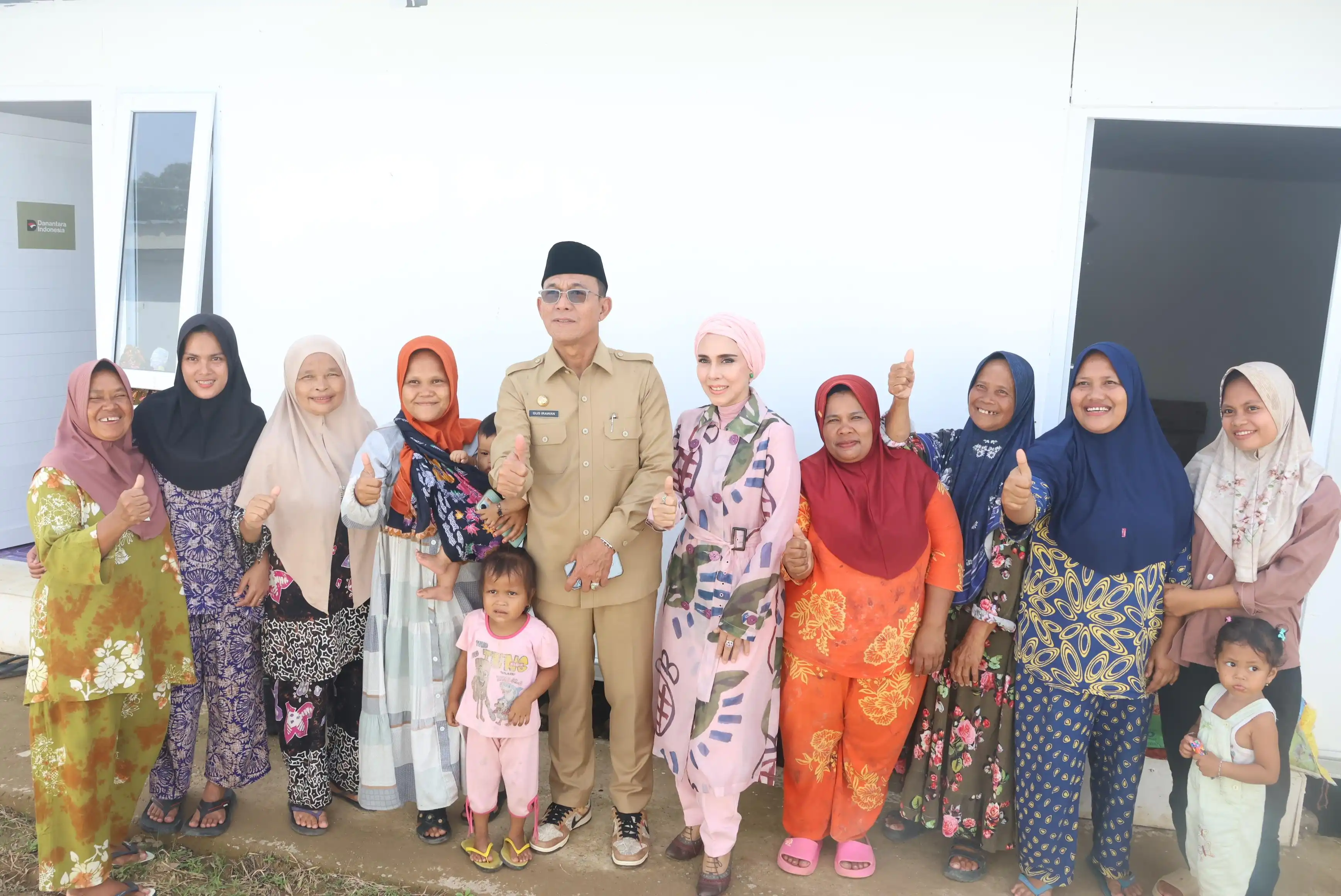 Bupati dan Ketua TP PKK Tapsel Kunjungi Huntara Simarpinggan, Salurkan Bantuan untuk 186 KK