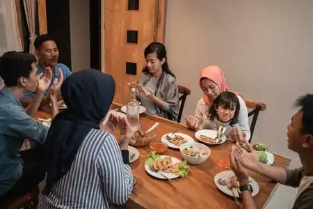 Makan Sendirian atau Bersama Teman, Mana yang Lebih Menyenangkan?