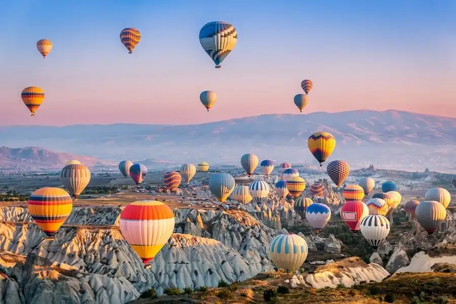 Terbang di Negeri Dongeng! Pesona Balon Udara Cappadocia Turki yang Bikin Dunia Terpukau