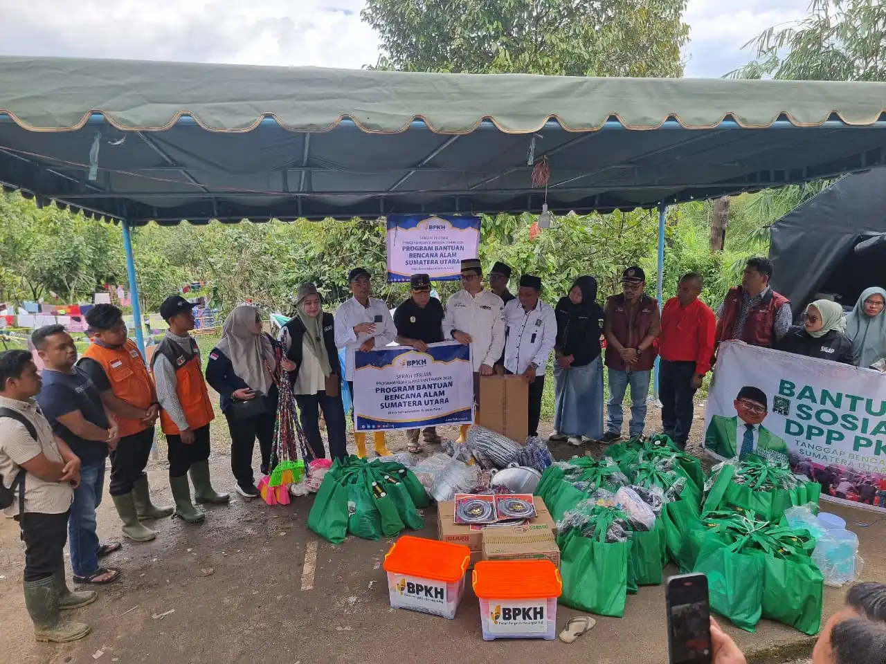 Komisi VIII DPR RI dan BPKH Salurkan Bantuan untuk Pengungsi Bencana di Tapsel