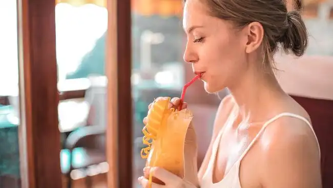 Benarkah Minum Pakai Sedotan Bisa Memicu Keriput di Sekitar Bibir? Ini Penjelasannya