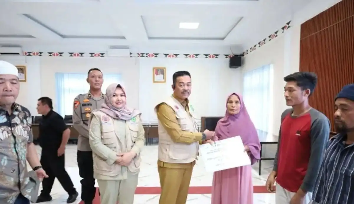 176 KK Terdampak Siklon Senyar di Mandailing Natal Terima Bantuan Tahap II Senilai Rp3,27 Miliar