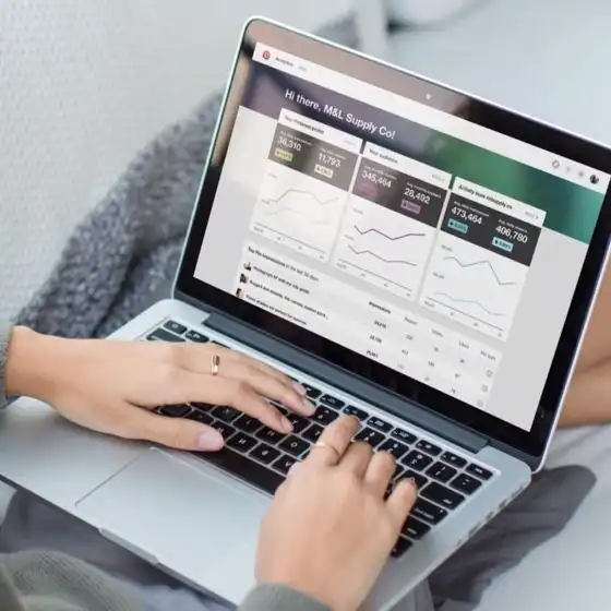 Amankah Laptop Terus Digunakan Sambil Dicas? Ini Penjelasan Lengkapnya