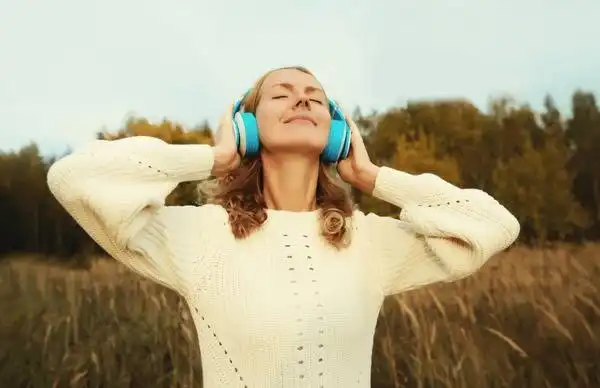 10 Lagu Penyemangat Pagi Hari yang Wajib Masuk Playlist Kamu