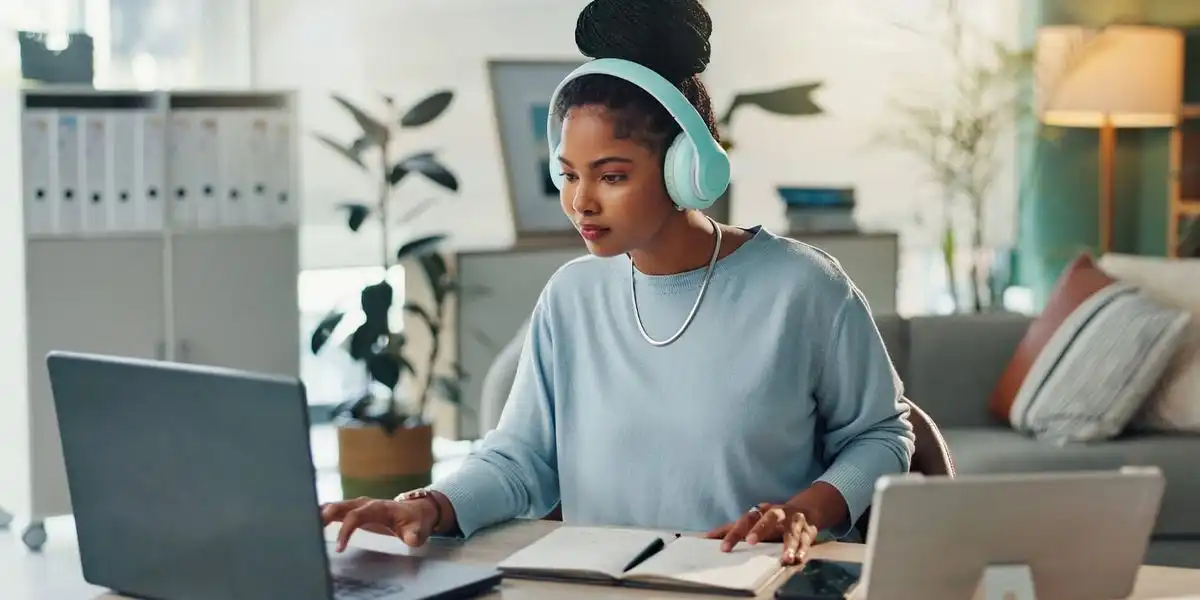 Bahaya Memakai Headset Terlalu Lama yang Perlu Kamu Waspadai