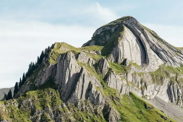Gunung Batu Terbentuk dari Proses Alam yang Berlangsung Sangat Lama