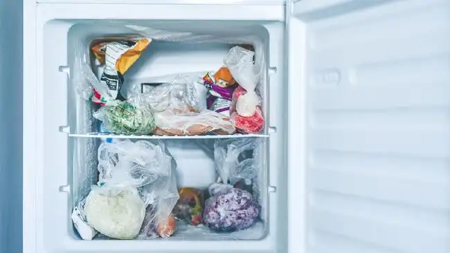 Jangan Asal Taruh! 6 Makanan Ini Sebaiknya Tidak Disimpan di Pintu Kulkas